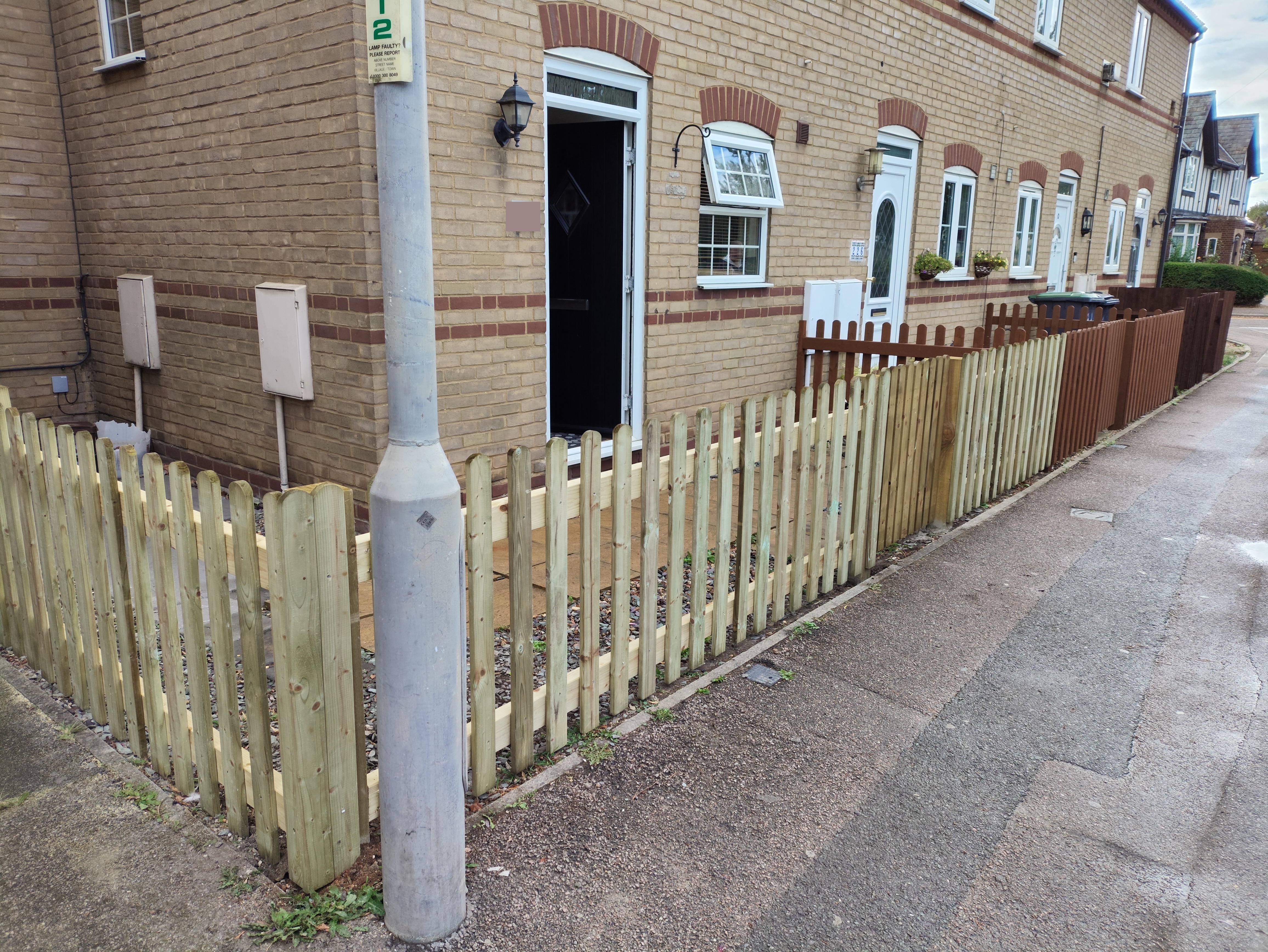 New picket fence to a front garden